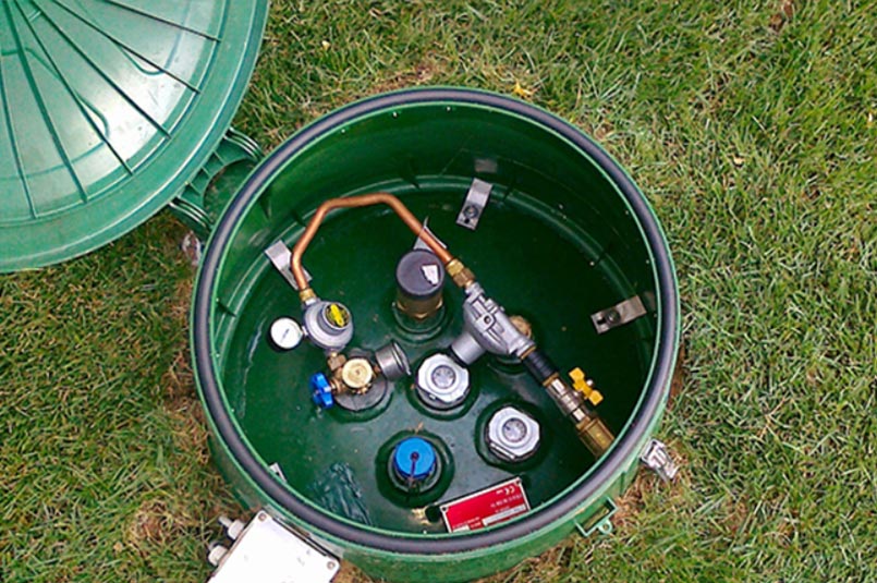 Подземный резервуар не занимает много места — видимой остается лишь небольшая его часть
